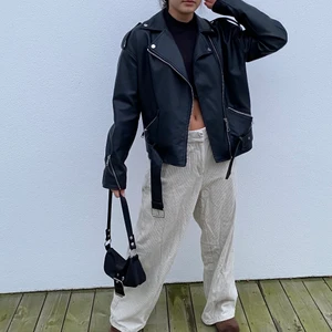 Manchester byxor  - Ett par begie Manchester byxor från nakd som tyvärr inte kommer till användning längre. Det är i fint skick och använda få gånger.  Frakt tillkommer!