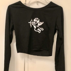 ängel topp - en supersöt ängel topp som jag har köpt från Zaful✨✨ använd två gånger men kommer inte till använda eftersom att den inte är min stil längre❤️ Pris+frakt är 100kr och om flera är intresserade blir det budgivning i kommentarerna ❤️
