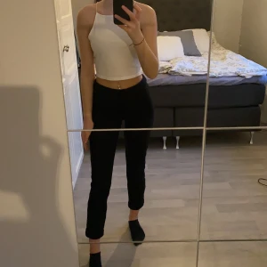 Kostymbyxor  - Supersnygga svarta kostymbyxor som passar någon mellan 160-165. ❤️