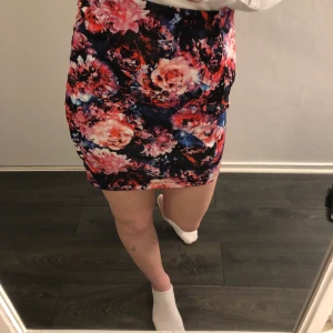 En kjol från gina - En blommig jätte fin kjol✨ ifrån ginatricot✨ i storlek s✨ den är i jätte bra skick aldrig använd då jag själv inte trivs i blommigt men tycker den är jätte fin på andra✨köparen står för frakten✨