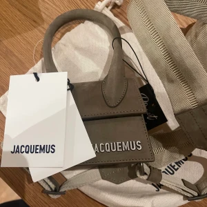 JACQUEMUS VÄSKA  - Den är splitter ny, lapp är kvar fick i julklapp, men det vill ej ha den nu, så sälljer den för 1 tusen billigare 