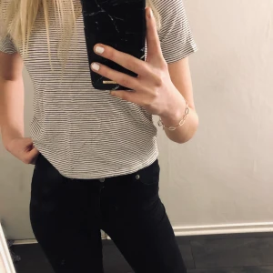 En randig tröja - En randig jätte fin tröja från h&m divided✨storlek xs✨köparen står för frakten✨ 