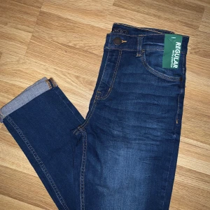 Vanliga Blå Jeans - Helt nya aldrig använda säljer för 99kr med frakt