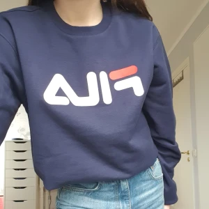 Fila tröja - En mörkblå tröja från Fila (färgen syns bäst på sista bilden)💙 Endast använd 2-3 gånger så den är som ny! 