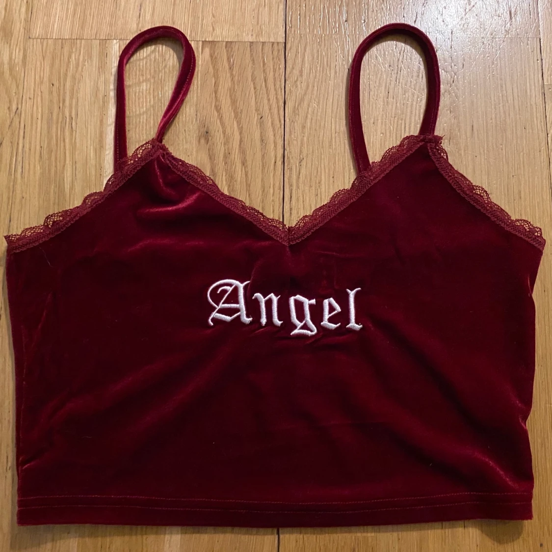 Vinrött velour linne