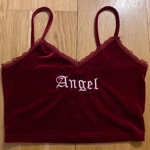 Vinrött velour linne - Jättefint vinrött velour linne!!!! Aldrig använd, endast testad. Spets vid kanten o angel tryck broderat i linnet. ❤️ Lägg ett bud i kommentarerna! :) 