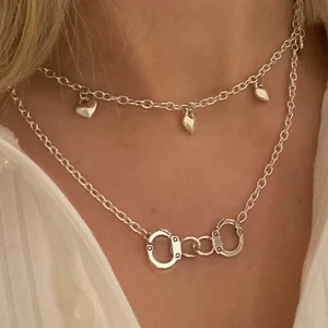 Halsband - Halsband med handbojor⚡️ (slutsålt)                                                    - 60kr inklusive frakt✨                                                         Halsband med 5 små hjärtan🤍                                                 - 60kr inklusive frakt🌟