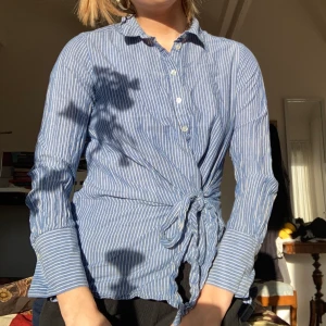 Randig blus  - Världens coolaste blus! Perfekt till det mesta! Säljes pga har så många liknande 