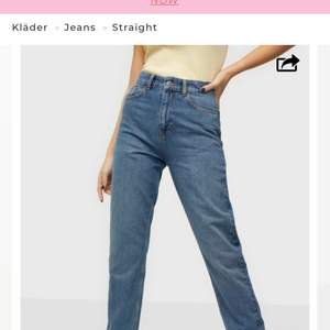 Supersnygga mom jeans som endast kommit till använd vid ett par tillfällen💕 kan frakta men då står köparen för fraktkostnaden💕