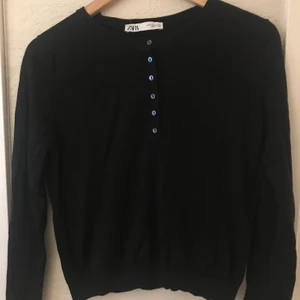 Topp ZARA - Mjuk och tunn svart topp 