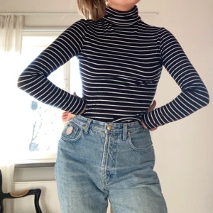 Randig H&M polo - Polo från hm! Helt perfekt till allt 