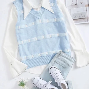 Populär väst  - Min fina ljusblå väst säljes då den var lite stor för mig. Skulle gissa att den funkar till en med s. Helt ny! Buda i kommentarerna från 50! 