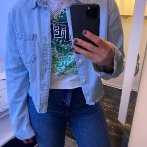 Superfin jeans skjorta🥰 - En jeansskjorta från Zara i stl S men den är köpt på herravdelningen satt den lite större i storleken☺️ (nyskick)