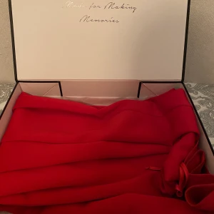 FORMAL & PROM dress  - Fin röd balklänning som köptes för 2 år sedan. Den har endast kommit till användning vid ett tillfälle och är därmed i mycket bra skick. OBS Min klänning har INTE en öppning vid benet som på bilden. Klänningen köptes på en Australiensisk hemsida vid namn STUDIO MINC för 5000kr. Hör gärna av er vid övriga frågor! Frakt tillkommer på 99kr. 