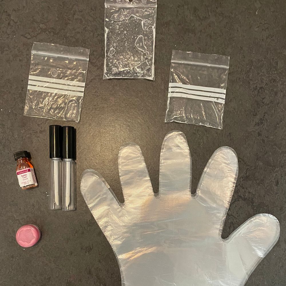 ✨Gör det själv läppglans kit!✨ Allt du behöver för att göra dina egna läppglans!❤️👄🥳 Gör detta för att jag inte tycker att det är kul längre, ser ej att andra gör kit här heller så tänkte att jag kan börja göra det!🥰✨👄 Varje kit innehåller: •Läppglans bas (neutral) •Mandel olja (söt) •Fraktionerad kokosolja EKOLOGISK •Pigment (valfri färg) •Doft/Smak olja (godkända) •Tuber (2 stora elr 3 små) •Handskar 2 par 🥰I LAGER: 2/3 med små tuber~0/1 med stora tuber Priser: Små tuber= 65kr💖👄 Stora tuber: 75kr Fraktfriare: Små tuber=48kr Stora tuber=48kr🛑OBS!🛑 ENDAST TÄNKT ATT DU GÖR SJÄLV ELR MED EN KOMPIS! OM DU SKA GE BORT TILL FAMILJ ANVÄND MINSKYDD OCH UPPSATT HÅR SAMT DISINFEKTERA ALLT! OM DU GÖR SJÄLV BEHÖVS EJ DETTA!❤️ Recepten på hur du gör läppglansen skickar jag över endast efter betalning från köpare pga att det blir fler och fler som gör läppglans och vill ej sprida mina recept hur som helst☺️💖 . Accessoarer.