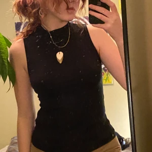 Svart top - Svart Top. Passar S-M. Köparen står för frakt annars kan vi mötas i Sollentuna Centrum.
