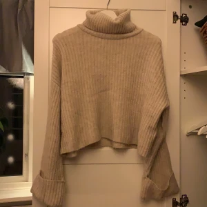 Jättemysig stickad polotröja från gina🥰 Buda!🥰 - Bra skick och inte använd så många gånger