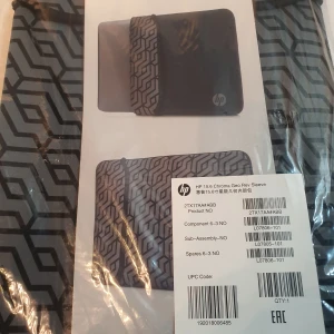 HP 15.6" Reversible sleeve grå geometrisk - Datorfodral i Neopren. Fel storlek för min dator. Köparen står för frakten. Helt oanvänt. Reversible till helt svart. 