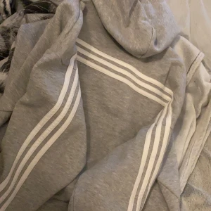 Kofta  - Säljer denna adidas kofta jätte fin helt ny men passade ej mig i storleken pris kan diskuteras hör av dig om du vill ha fler bilder 🥰