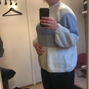 Stickad multifärgad tröja - Stickad tröja från Cubus, XL. Knyts vid nacken.  Kan skickas mot fraktkostnad. Kan även mötas upp på backaplan/nordstan i Göteborg 