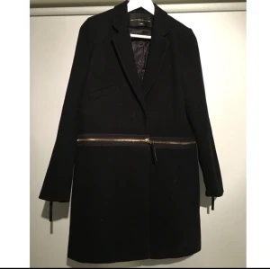  - Kappa från Mary-Kate and Ashley Olsen collection för BikBok. 
Nypris 2000 kr