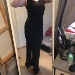  maxiklänning L - Använd 1 gång, så i fint skick. Storlek L men passar även XL. Kan skickas mot fraktkostnad. Kan även mötas upp på backaplan/nordstan i Göteborg 