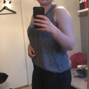 Blus linne - En blus i fint skick, storlek 40.  Kan skickas mot fraktkostnad. Kan även mötas upp på backaplan/nordstan i Göteborg 