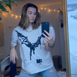 Post Malone Merch  - Snygg tisha från märket Posty CO som då är post malones merch. Säljer då den tyvärr inte kommer till användning. Inga defekter. På mig som har S sitter den snyggt oversize. Köparen står för frakt om vi inte kommer överens om annat:)