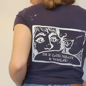 En lila t-shirt med 