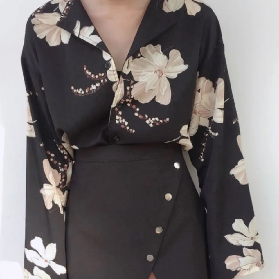 säljer en blommig svart blus från korea! materialet är rätt tunt, och modellen i lite kimono-stil, men mönstret är jättefint och passar bra till både vardags och fest! ✨ frakt tillkommmer! budning vid flera intresserade! kontakta vid frågor! 💌 . Blusar.