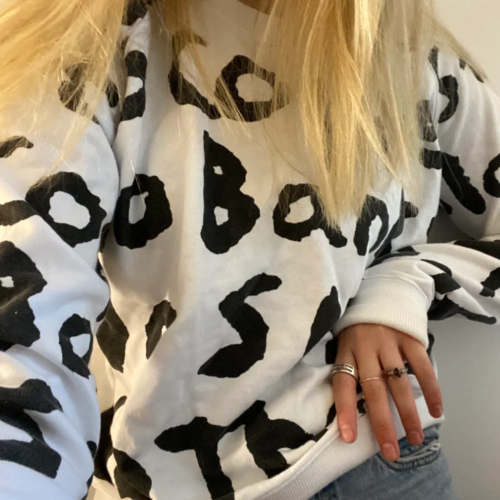 Snygg sweatshirt med unikt tryck! Fraktar och möts upp i centrala Göteborg! Tveka inte på att skriva om ni undrar något ! ❣️⭐️. Tröjor & Koftor.