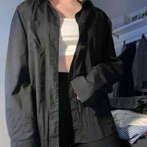 Armani Skjorta - Svart giorgio armani skjorta. Oversize. Köpte second hand för 400kr. Knappt använt. 