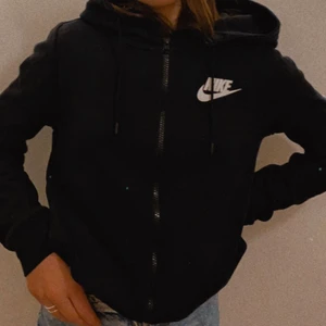Nike Hoodie  - En super fin nike hoodie med nike märken längst armarna. 😊 som i nyskick 