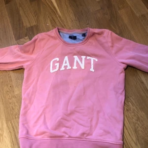 Gant tröja dam  - Säljer en tröja från gant då den har blivit för liten för mig. Jag köpte den för 800 kr i Göteborg och säljer den nu för 270. Den är i nyskick förutom en liten blekt fläck på högra ärmen (se bild 3) men det är inget som man tänker på