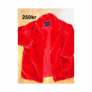 Jacka  - Sassy och fluffig röd jacka, varm och skönt. Har några små svarta prickar som knappt syns men jag nämner ändå 🙊🥰🙊