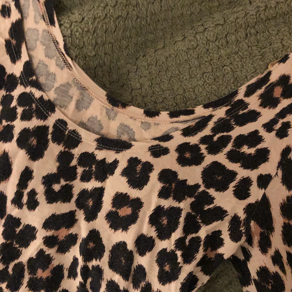 min favorit leopard tröja i använt skick som jag nu har tröttnat på söker nytt hem, i storlek XS. frakt på 45 kr tillkommer . Toppar.