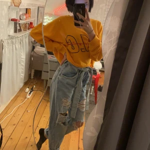 Baggy jeans  - Säljer ett par jätte snygga baggy rippade jeans som är knappt använda. Säljer dehär pga ingen användning💗 Skicket är nästan som nytt, köpt ifrån bershka. Materialet är jätte mjukt och det sticks eller kliar inte någonstans. Original pris cirka 450kr