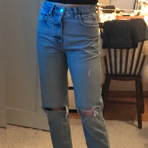 Jeans med hål på knäna - 👖👖💕💕