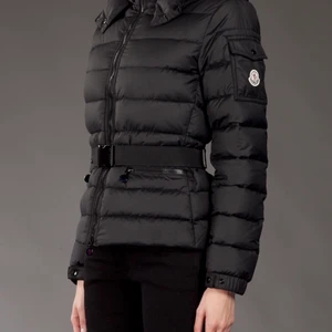 Moncler jacka  - Moncler jacka i storlek 5, vilket motsvarar ca 42-44. Den är i bra skick, men vid ärmara har den tappat färg (se bild). självklart äkta går att scanna kod på moncler.com🥰 Pris kan disskuteras då den är alldels för stor och aldrig används💞