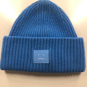 Acne Mössa ljusblå  - Så fin ljusblå Acne mössa i bra skick!! Färgen finns inte att köpa längre!! 💙💙 Bud om fler vill ha den !! 