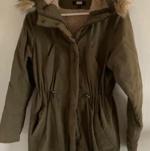 Vitet/höstjacka stl S - Grön viter/höst jacka i storlek S. 100kr frakt tillkommer