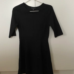 Svart klänning  - Svart klänning från Topshop