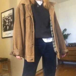 Jacka i Manchester  - Köptes 2nd hand på episode i Amsterdam. Mycket fint skick. Storlek L (jag är ca 1,65m). Köpare står för frakten men kan även mötas upp i centrala Stockholm! 🤠