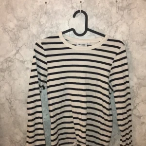 Randig långärmad tröja - Denna långärmade randiga tröja är ifrån weekday. Den är väldigt bra i kvaliten och är nästan aldrig använd! Den är väldigt skön och mjuk. Perfekt tröja att ha i skolan! Skriv om ni är intresserade ❤️❤️❤️