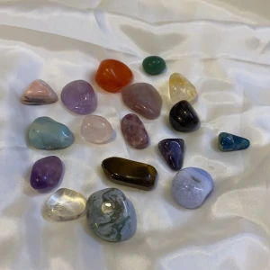 Kristaller - Säljer alla mina kristaller:) 15 kroner styck och 100 kroner för alla. Ametisten på andra bilden säljer jag dock för 30 kroner:) kom privat för mer info. Har inte namn på alla kristaller.