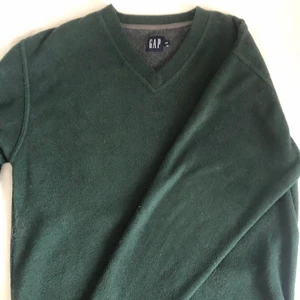 Oversized mörkgrön tröja GAP - V-ringad sweatshirt. Köpt på herr i storlek S men M/L på en tjej. Den är i fleecematerial i mörkgrönt. 