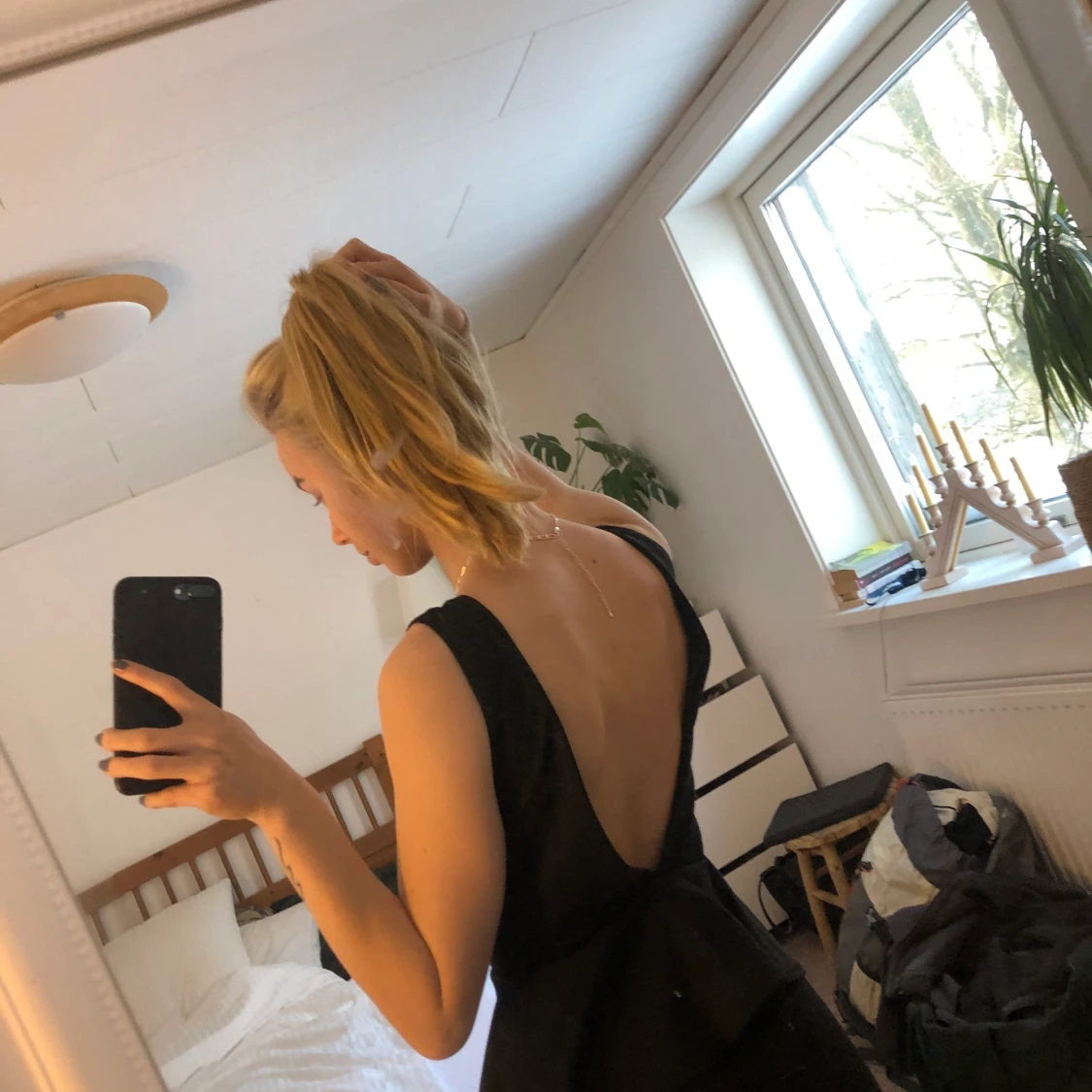 Svart klänning med djup v-ringning och öppen rygg - 90