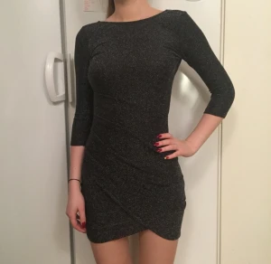  - Supersnygg svartglittrig klänning perfekt till nyår! Köpt på Bershka i Bryssel, aldrig använd endast provad!