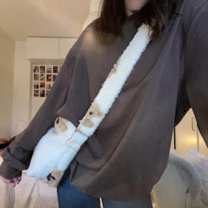Fluffig väska - En fluffig väska med teddybjörnar på. Mycket utrymme och kan användas till vardags. Ni står för frakten