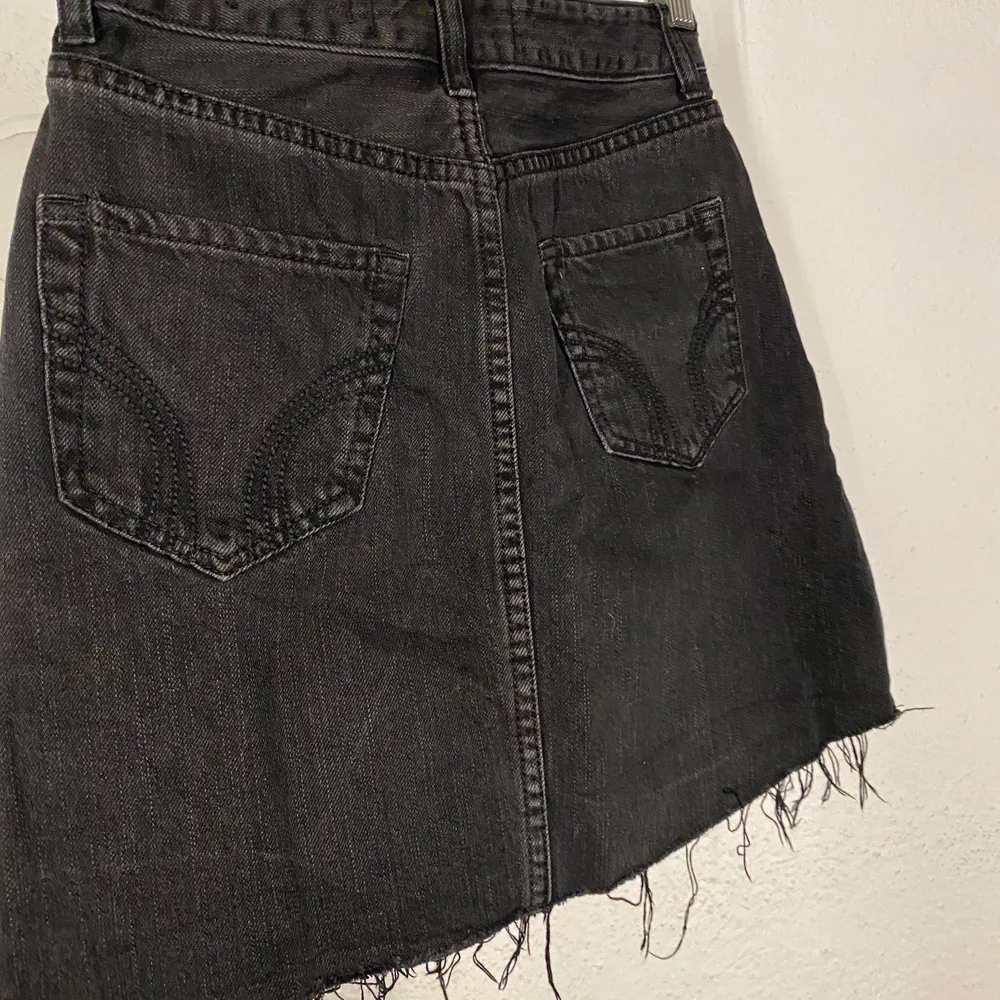 ”Ultra hugh-rise skirt”. 100% bomull. Dark wash, grå/svart. . Kjolar.